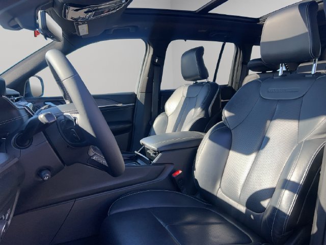 Used 2023 Jeep Grand Cherokee Overland w/ Luxury Tech Group IV AWD/4WD image 14