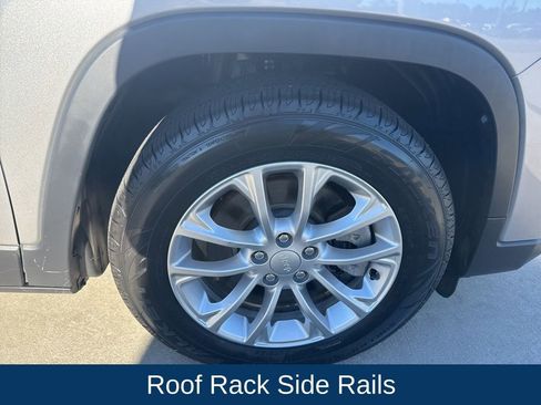 Used 2019 Jeep Cherokee Latitude w/ Popular Appearance Group image 10