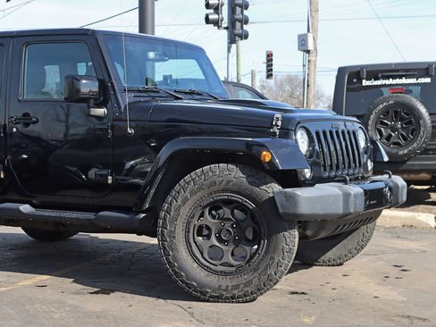 Used 2018 Jeep Wrangler Unlimited Sahara AWD/4WD image 4
