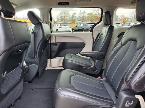 Certified 2024 Chrysler Pacifica Touring-L image 25