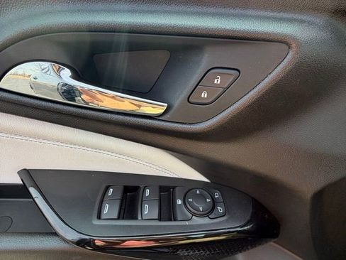Used 2025 Chevrolet Trax LT FWD image 14