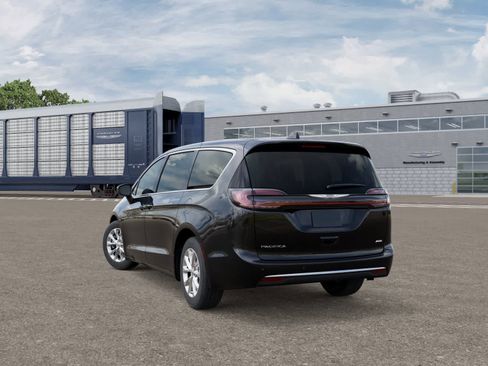 Used 2026 Chrysler Pacifica Select AWD/4WD image 3