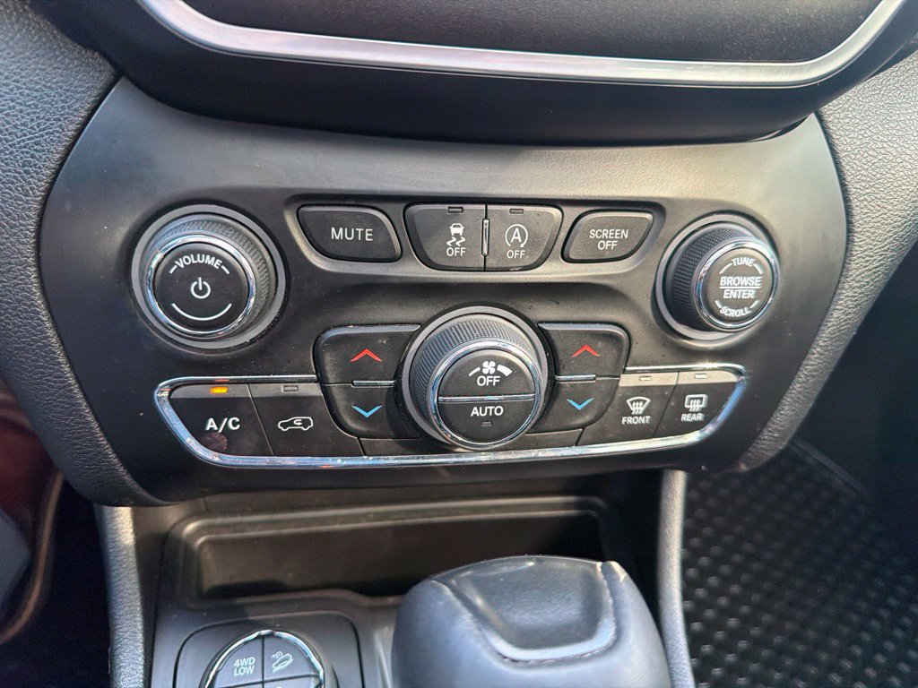 Used 2020 Jeep Cherokee Trailhawk w/ Comfort/Convenience Group AWD/4WD image 29