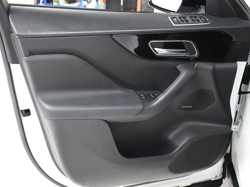 Used 2020 Jaguar F-PACE Premium image 22