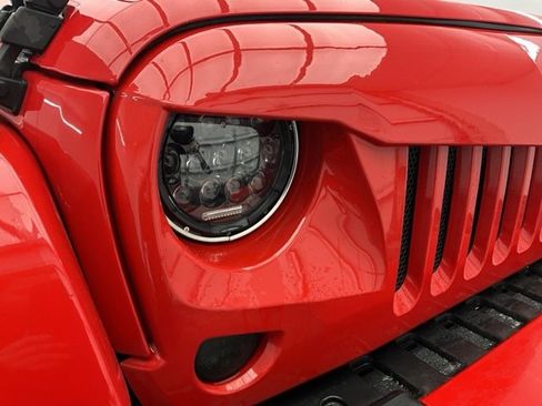 Used 2015 Jeep Wrangler Unlimited Sahara w/ Connectivity Group image 15