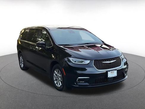 Used 2025 Chrysler Pacifica Select image 3