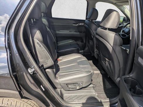 Used 2023 Hyundai Palisade Limited w/ Winter Package FWD image 17