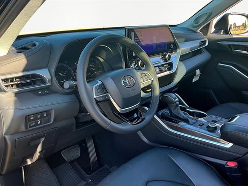 Used 2025 Toyota Highlander Platinum image 14