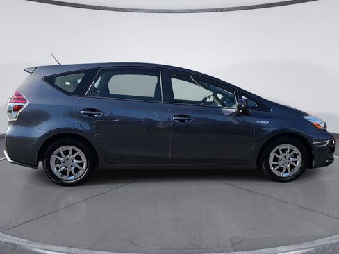 Used 2017 Toyota Prius V Four w/ Carpet Mat Package FWD image 2
