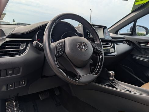 Used 2018 Toyota C-HR XLE FWD image 27