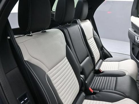 Used 2024 Land Rover Discovery Metropolitan Edition AWD/4WD image 27