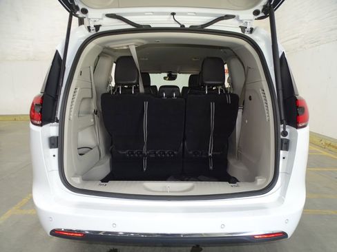 Used 2024 Chrysler Pacifica Touring-L image 10