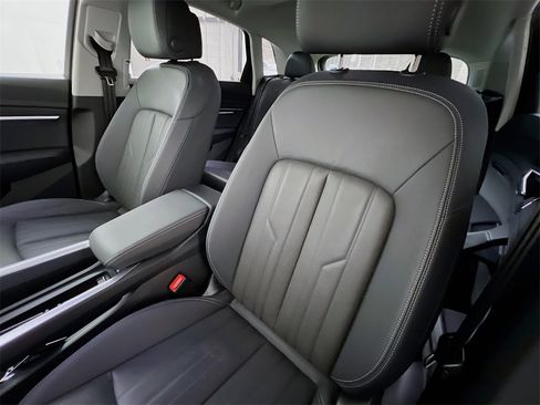 Used 2024 Audi Q8 e-tron Premium Plus image 11