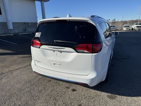 Used 2019 Chrysler Pacifica Touring-L image 7