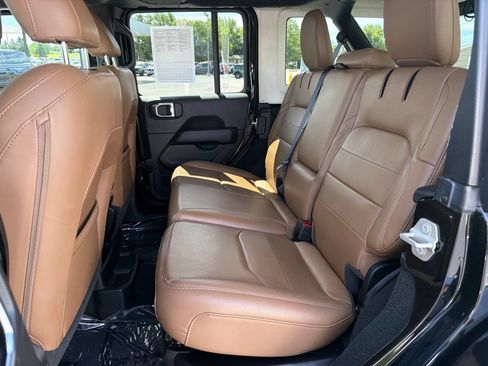 Used 2023 Jeep Wrangler Unlimited Sahara AWD/4WD image 13