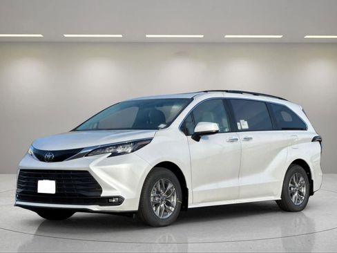 New 2026 Toyota Sienna XLE image 6