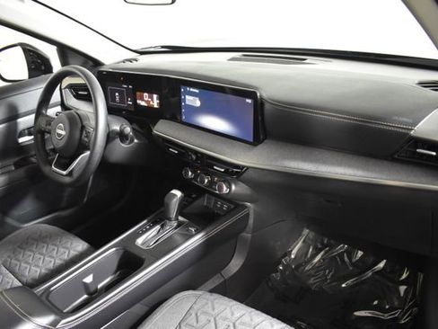 Certified 2025 Nissan Kicks SV AWD/4WD image 32