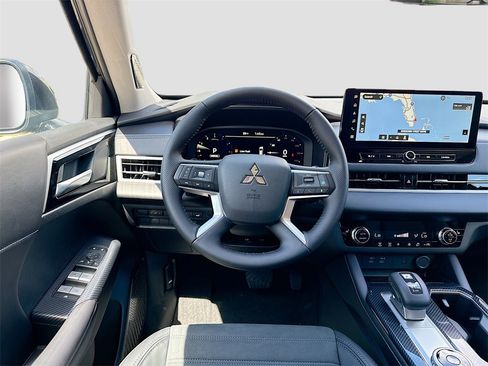 New 2025 Mitsubishi Outlander SE image 24
