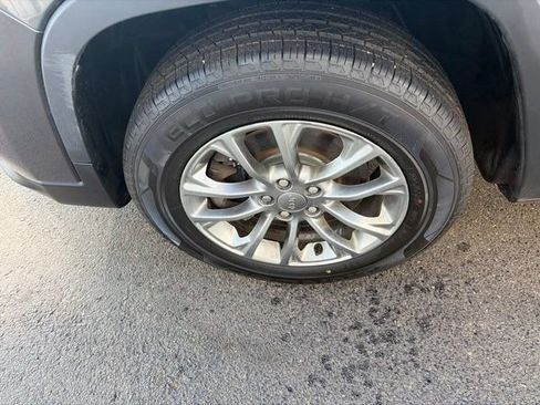 Used 2020 Jeep Cherokee Latitude Plus w/ Cold Weather Group AWD/4WD image 46
