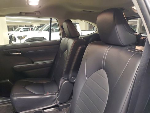 Used 2022 Toyota Highlander XLE image 13