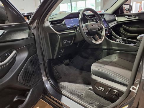 Used 2023 Jeep Grand Cherokee Laredo w/ Luxury Tech Group I AWD/4WD image 18