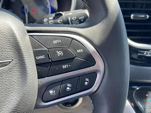 Used 2024 Chrysler Pacifica Touring-L FWD image 28