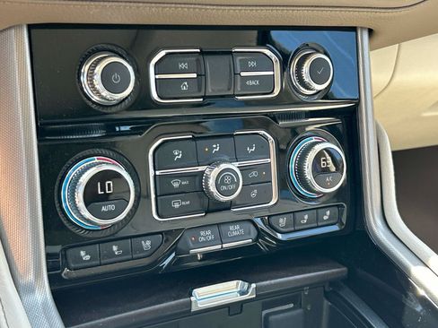 Used 2023 GMC Yukon Denali w/ Advanced Technology Package AWD/4WD image 25