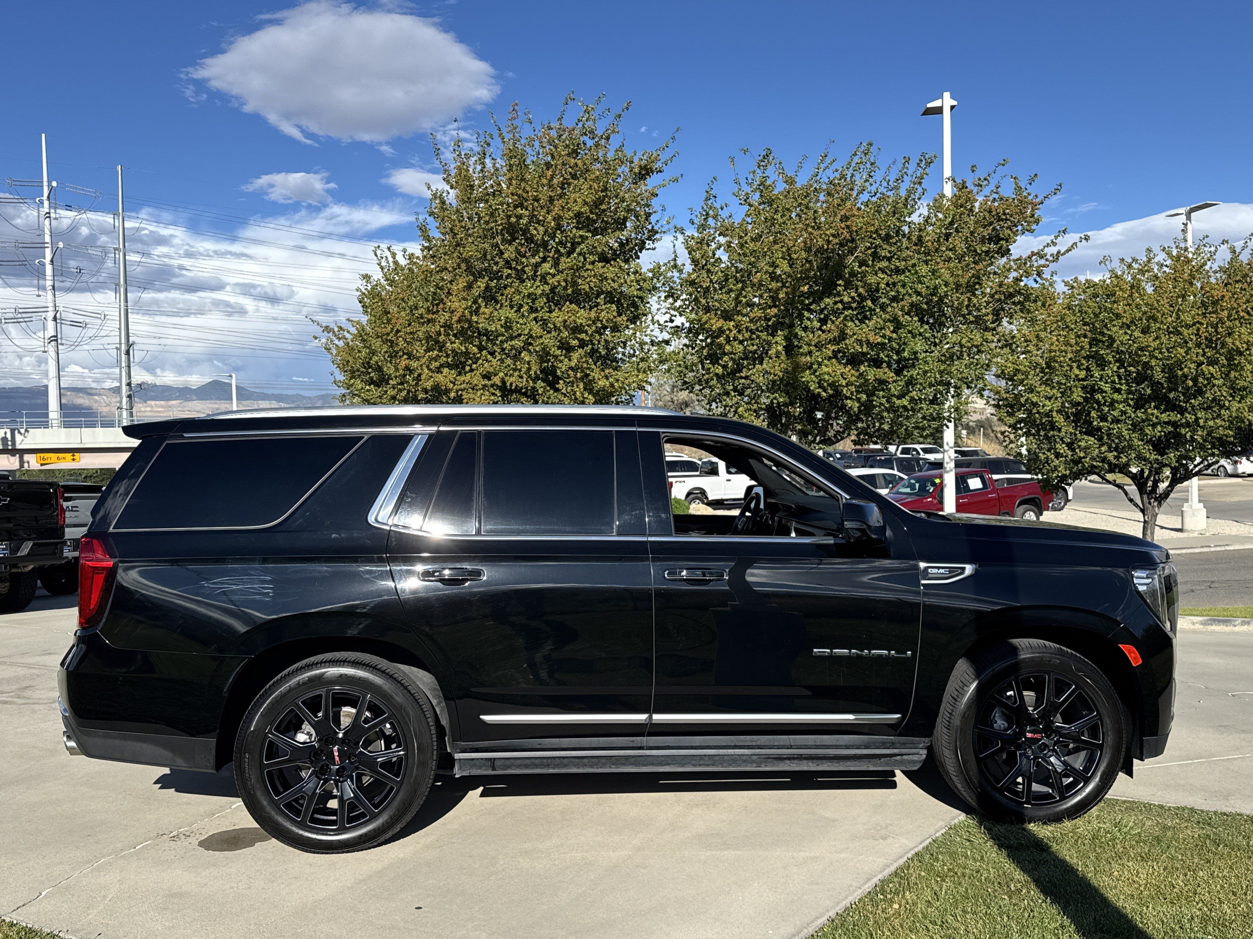 Used 2021 GMC Yukon Denali w/ Denali Ultimate Package AWD/4WD image 6