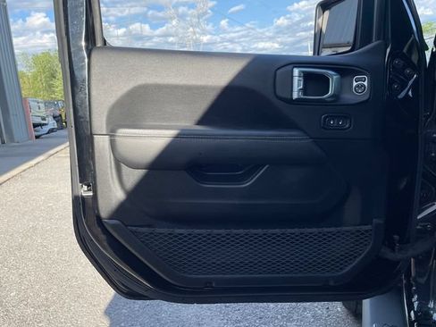 Used 2023 Jeep Wrangler Unlimited Sahara w/ Cold Weather Group AWD/4WD image 9