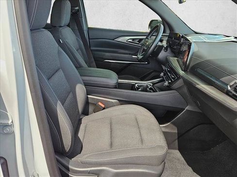 Used 2025 Chevrolet Traverse LT FWD image 17