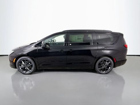 New 2027 Chrysler Pacifica Limited FWD image 4