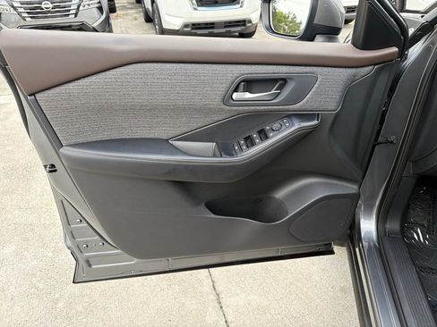 Used 2023 Nissan Rogue SV image 11