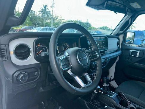 Used 2025 Jeep Wrangler Unlimited Sahara AWD/4WD image 12