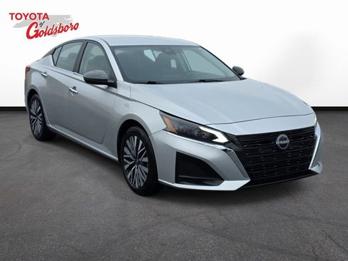 Used 2024 Nissan Altima 2.5 SV image 3