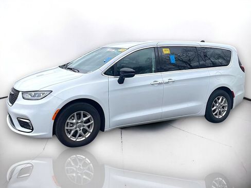Used 2024 Chrysler Pacifica Touring-L FWD image 2
