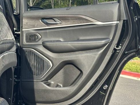 New 2025 Jeep Grand Cherokee Limited w/ Luxury Tech Group II image 16