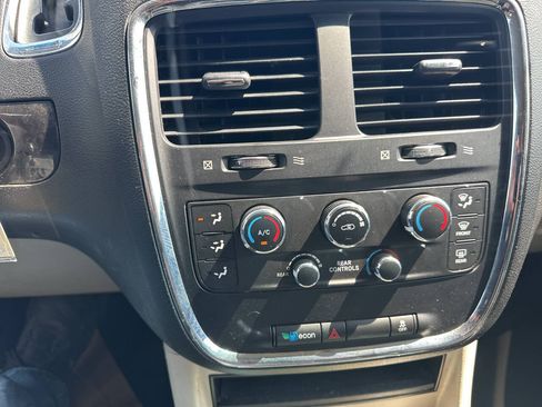 Used 2016 Dodge Grand Caravan SXT FWD image 19