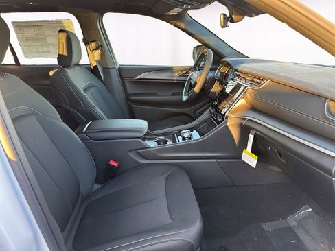 New 2025 Jeep Grand Cherokee Laredo X w/ Luxury Tech Group I AWD/4WD image 15