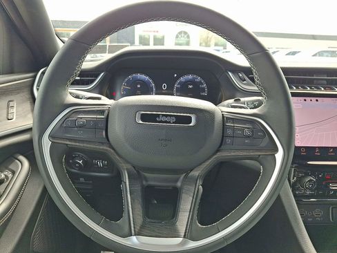 Used 2025 Jeep Grand Cherokee Limited w/ Black Appearance Package image 18