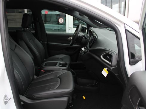 New 2026 Chrysler Pacifica Select image 13