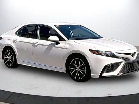 Used 2023 Toyota Camry SE w/ Convenience Package FWD image 2