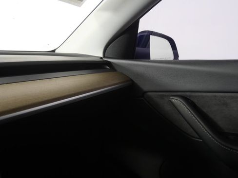 Used 2022 Tesla Model Y Long Range AWD/4WD image 25