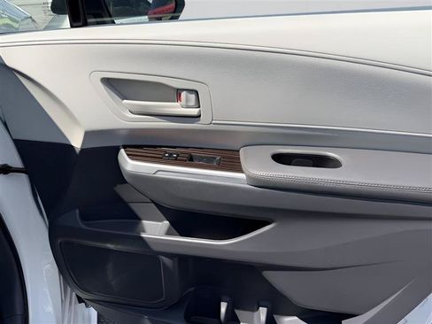 Used 2021 Toyota Sienna LE FWD image 38