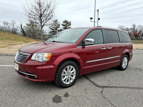 Used 2016 Chrysler Town & Country Limited Platinum image 9