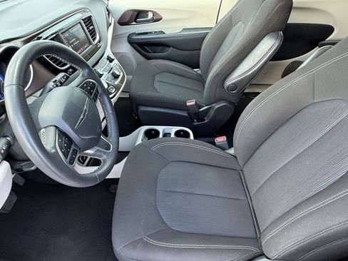Used 2023 Chrysler Voyager LX FWD image 5