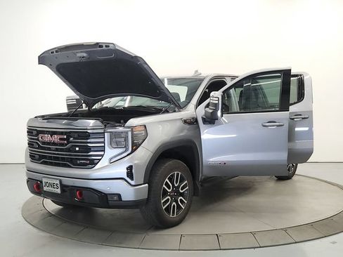 Used 2024 GMC Sierra 1500 AT4 w/ Technology Package AWD/4WD image 11