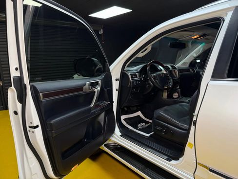 Used 2014 Lexus GX 460 w/ Premium Package image 32