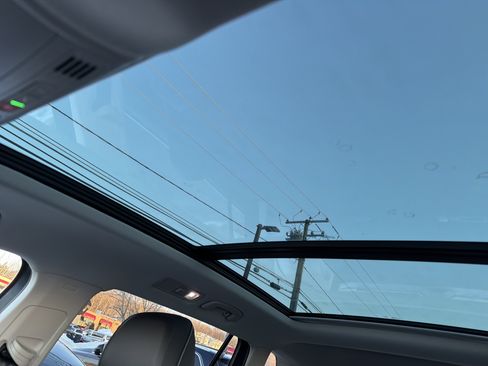 Certified 2023 Volkswagen Tiguan SE w/ Panoramic Sunroof Package image 8