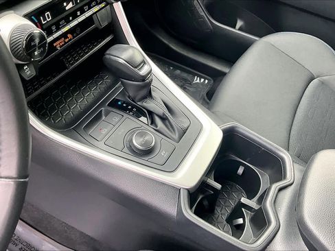 Used 2022 Toyota RAV4 SE image 16