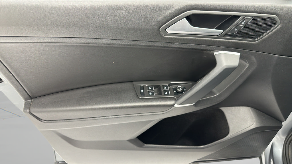Used 2020 Volkswagen Tiguan SE w/ Panoramic Sunroof Package AWD/4WD image 13